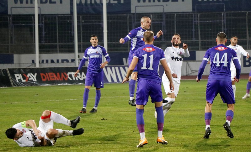 Стартовите състави на Славия и Етър