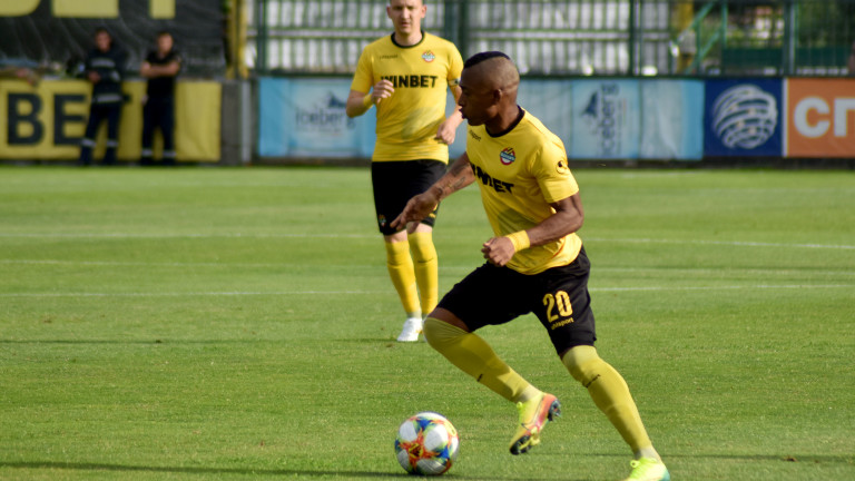 Ботев Пловдив се раздели с Фабио Бурбано