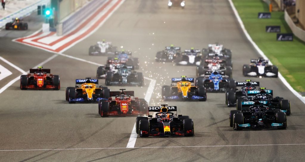 Страхотна драма в пустинята – Хамилтън пребори летящия Верстапен