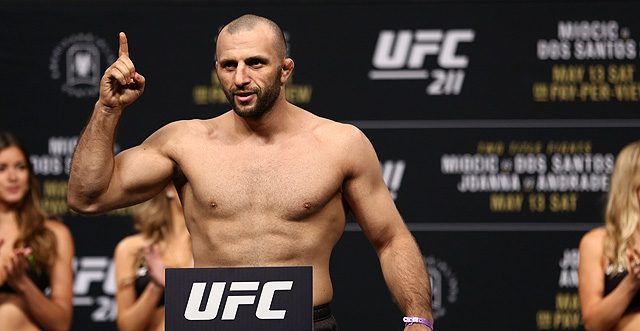 Как го правят ММА-бойците? Хапват, пийват и се бият…(видео)