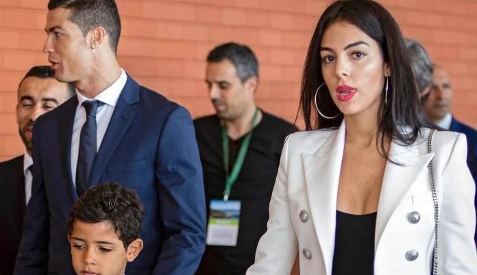 Роналдо не готви и не сменя крушки в дома си