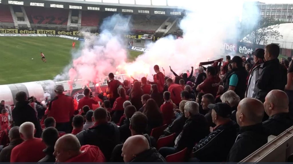 Червено-черно шоу! Феновете на Локо (София) с шумни празненства