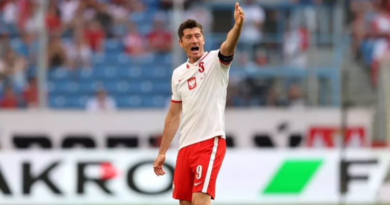 Полша стигна до равен с Исландия две минути преди края