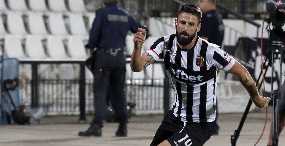 Капитанът на Локо Пловдив с приза за Играч на кръга