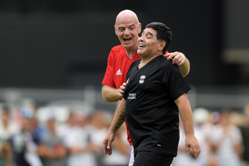 ФИФА отложи връчването на наградите си заради кончината на Диего