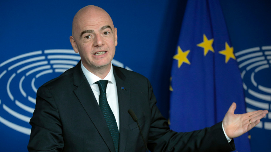 Инфантино поздрави Касабов, трябвало да се горди със свършеното