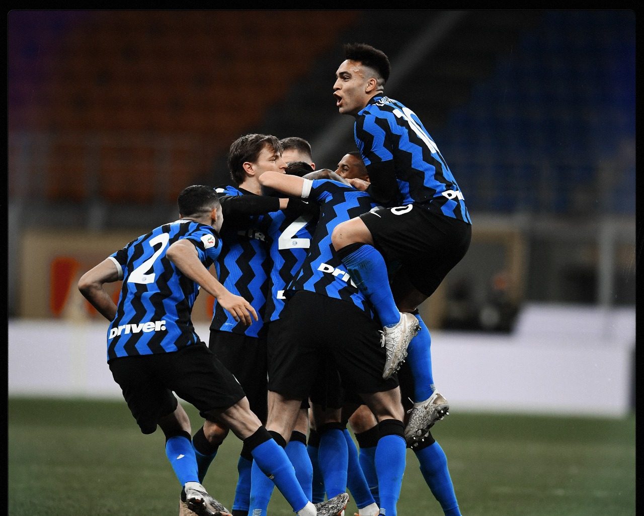 Интер изригна след късен гол на Ериксен, Милан е на колене width=