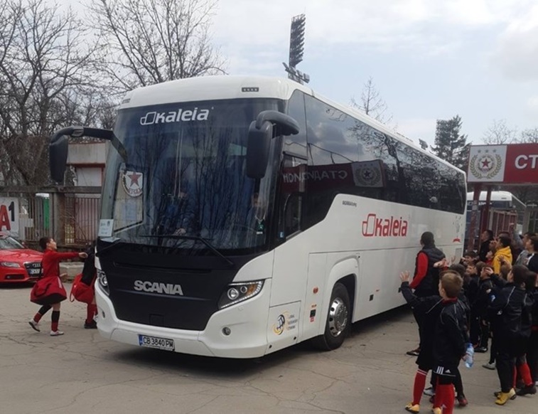 Италия тренира на “Армията”, Пената спира автобуса