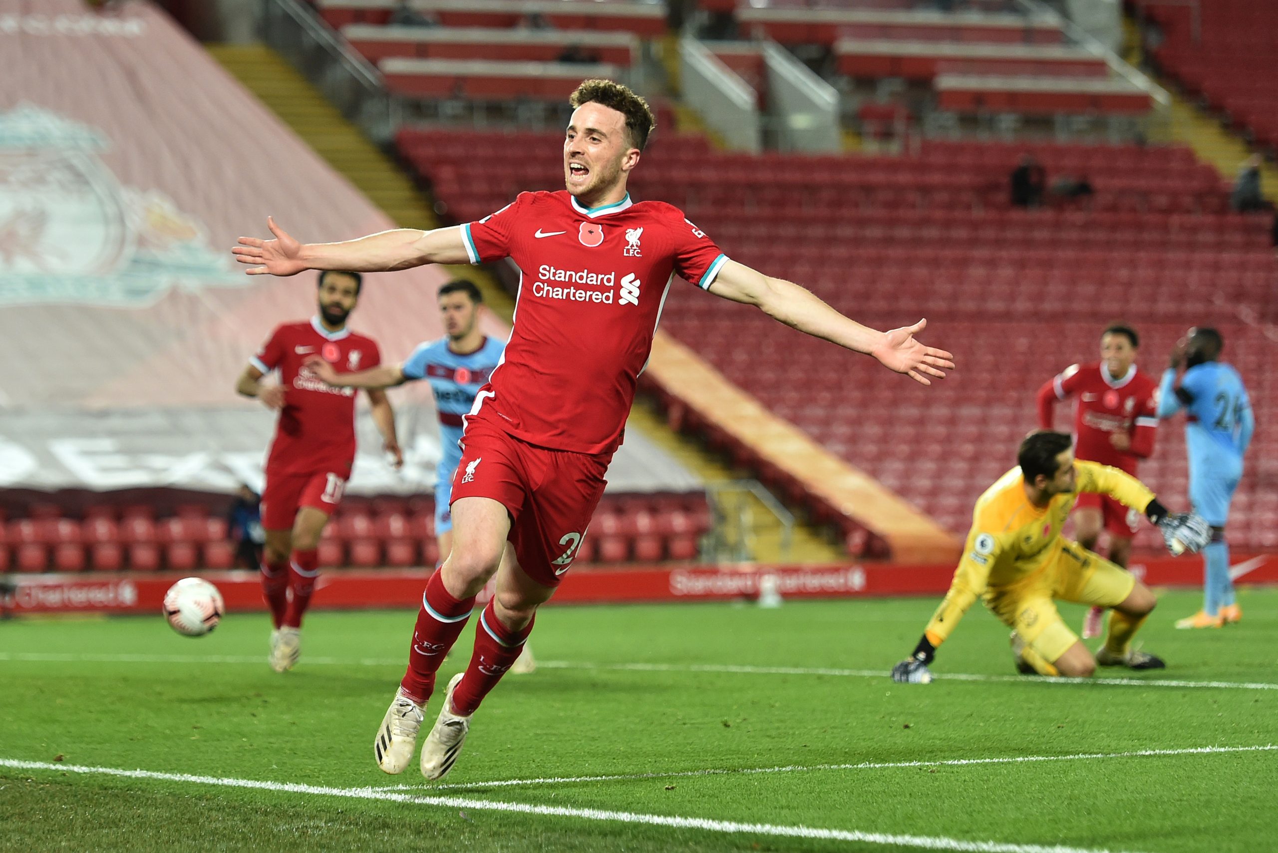 Рекордьорът Ливърпул окупира върха в Премиършип width=