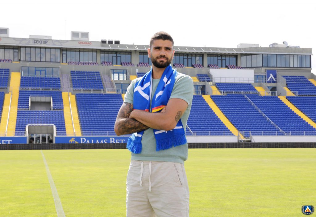 Левски подписа за един сезон с Ники Кръстев