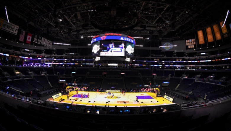 Калифорния повлече крак: Феновете се връщат в арените!