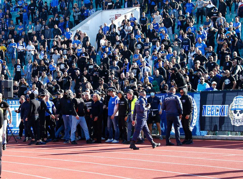 БФС глоби Левски с 3300 лева заради факли и обидни скандирания
