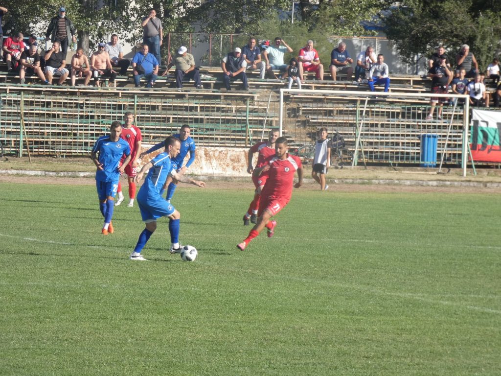 Левски (Лом) не отпуска педала на газта, прегази и Бдин