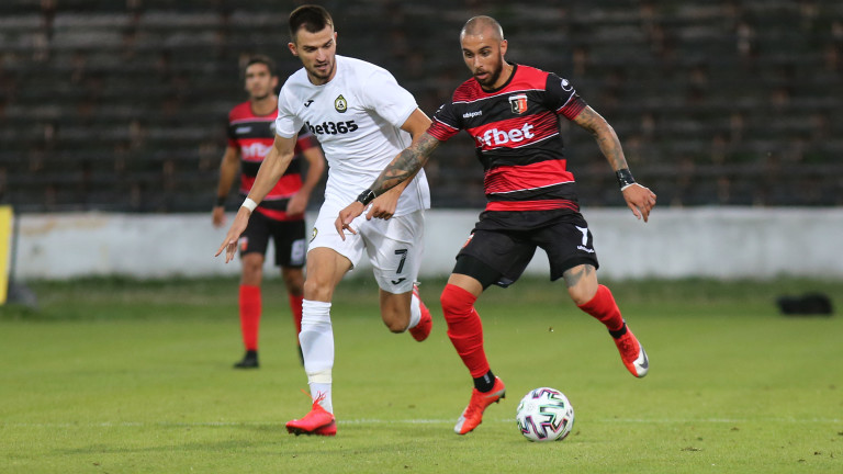 Стартовите състави на Локомотив Пловдив и Славия