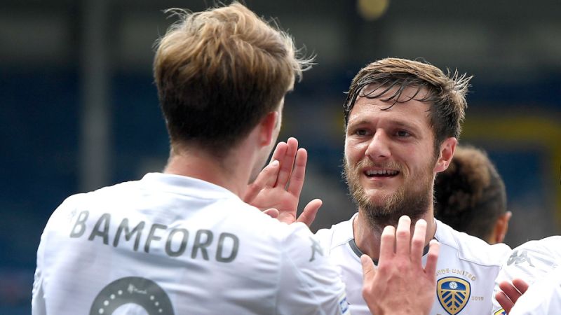 Славният Лийдс на точка от завръщане в Премиър Лийг