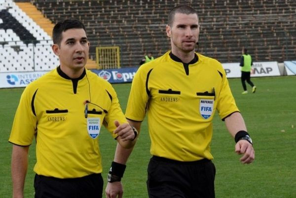 Наш лайнсмен ще вдига флага на мач на Арсенал