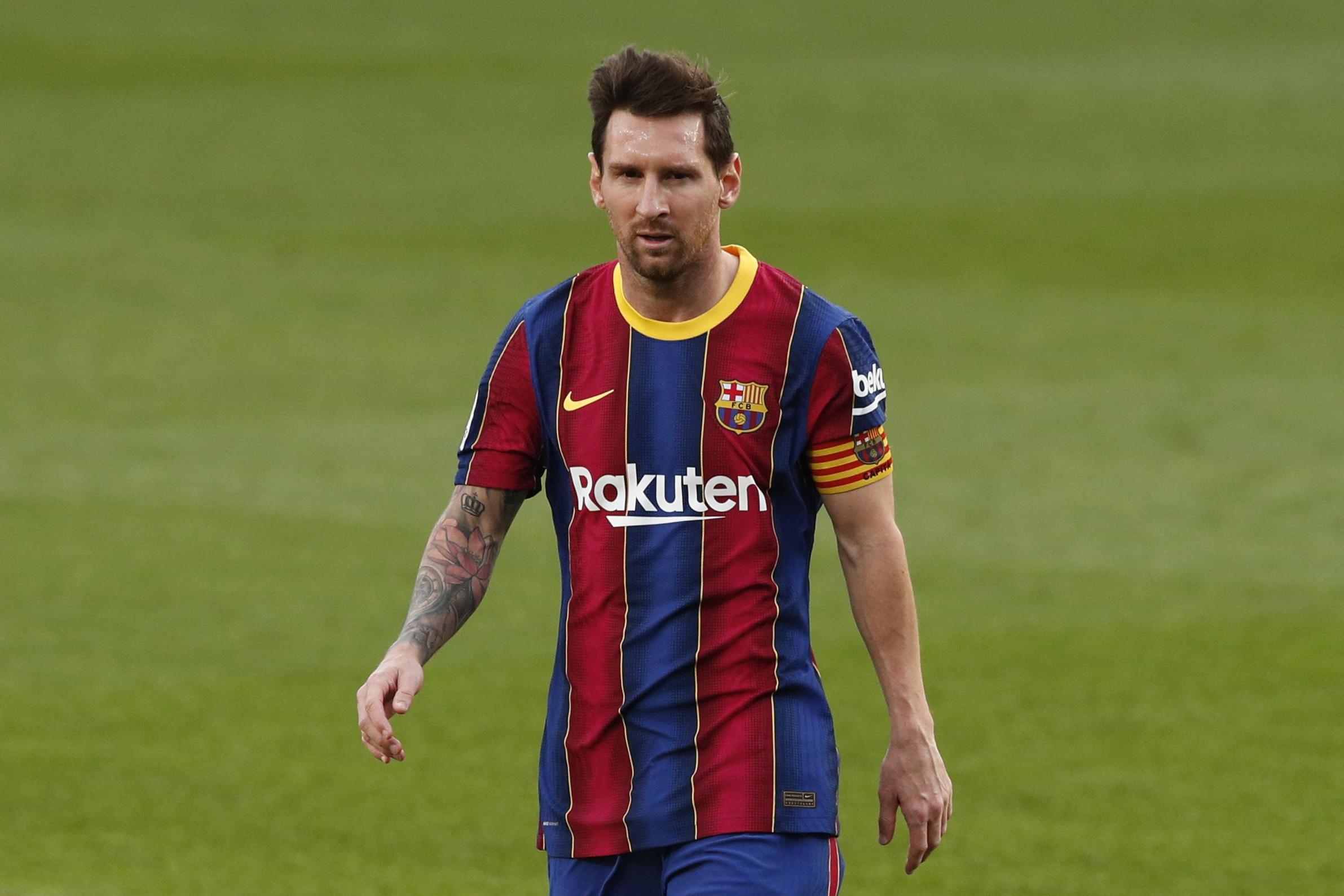 Луиш Фиго е убеден, че Меси ще напусне Барселона width=