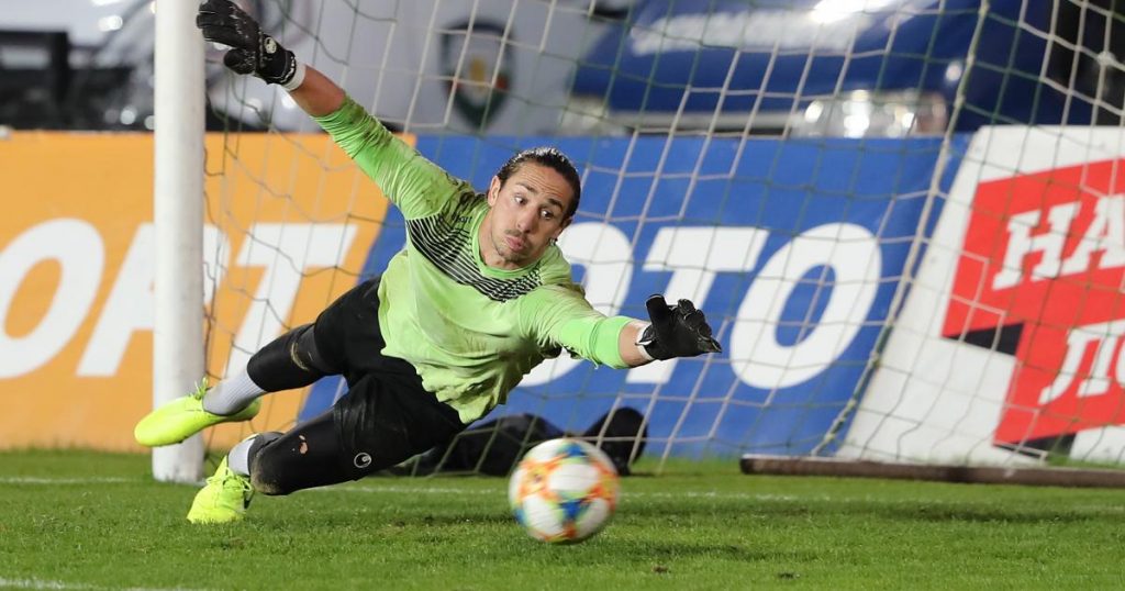 Вратарят Митрович пред раздяла с Черно море