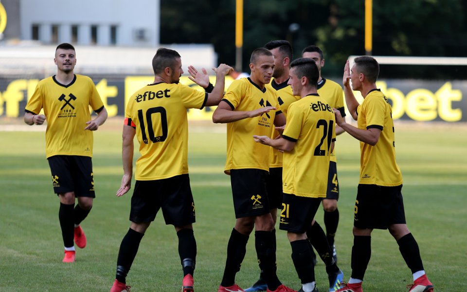 Храбър Миньор удържа Локомотив, Диков пропусна дузпа