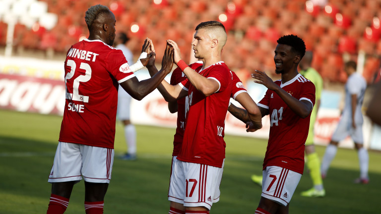 ЦСКА изнесе футболна лекция на Ботев Пловдив в Коматево