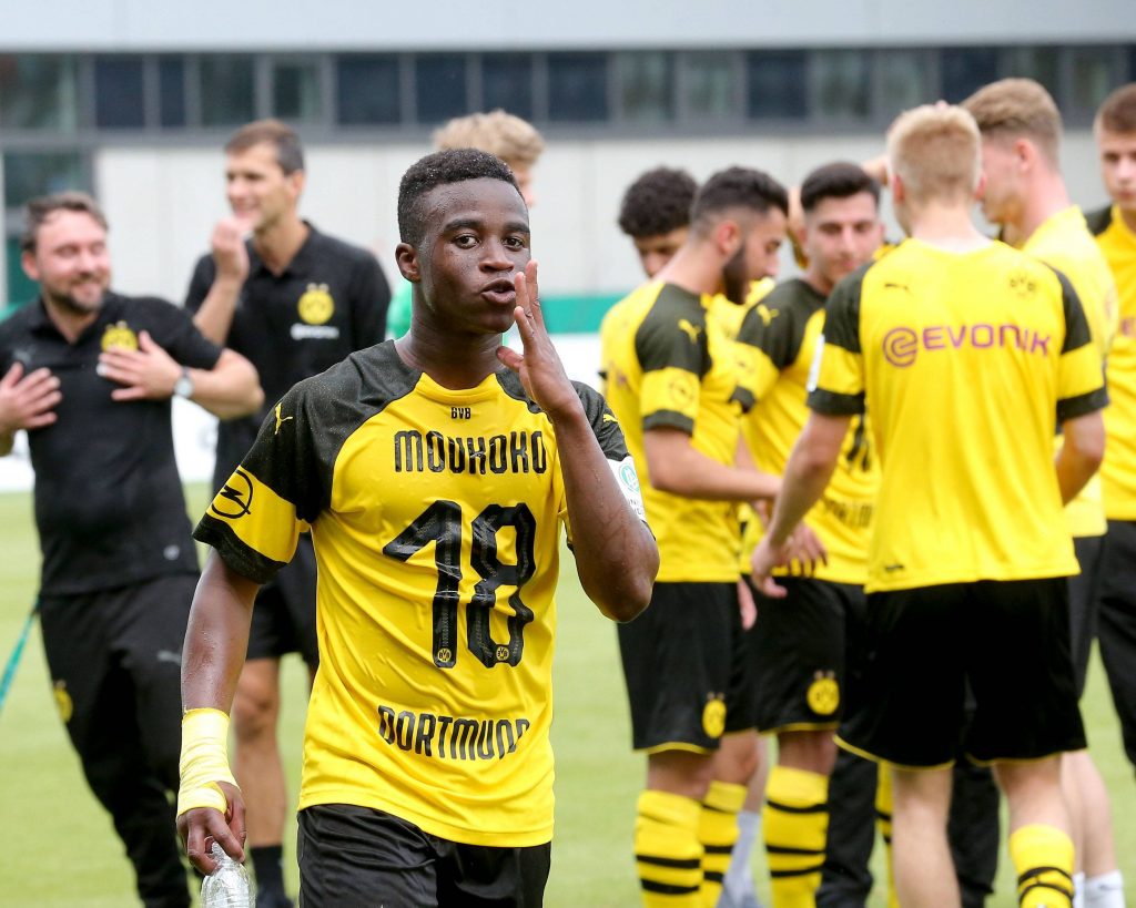 Футболният свят очаква да види Йосуфа Мукоко в игра за Дортмунд