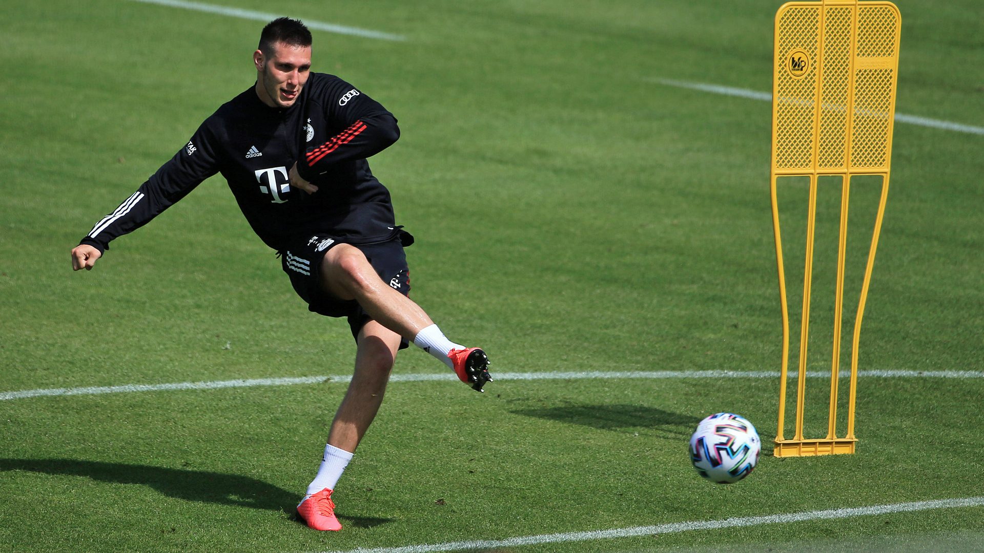 Защитник на Байерн Мюнхен е зарaзен с COVID-19 width=