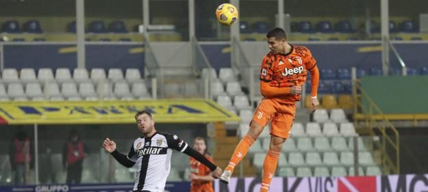 Юве мина като на парад през Парма