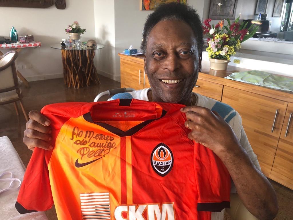 Пеле позира с фланелка на бивш ас на ЦСКА