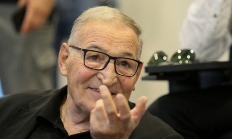 Пената намигна на депутатите – показа как се дава интервю