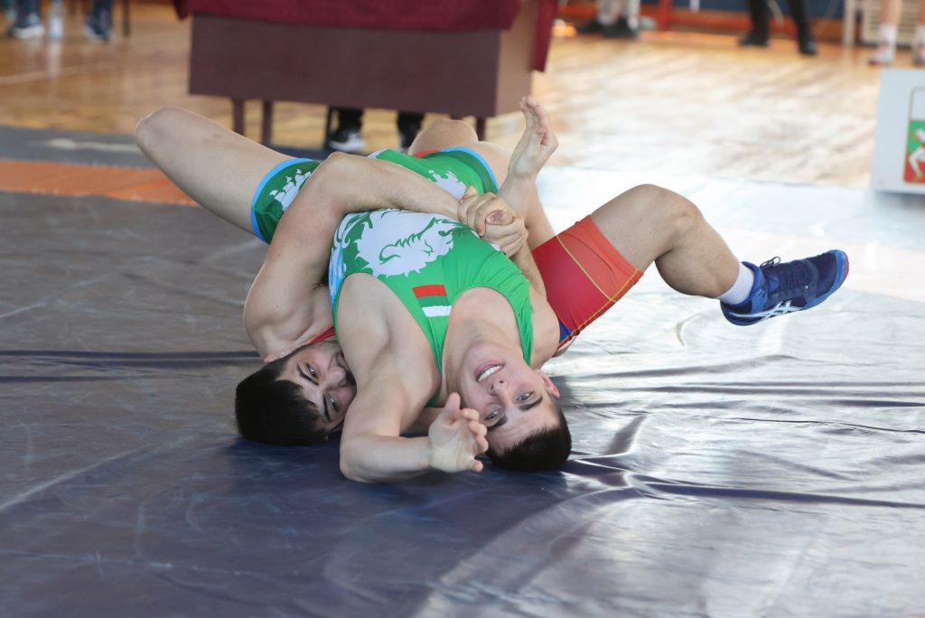 Кашинова блести при 55-килограмовите, други шест спорят за злато