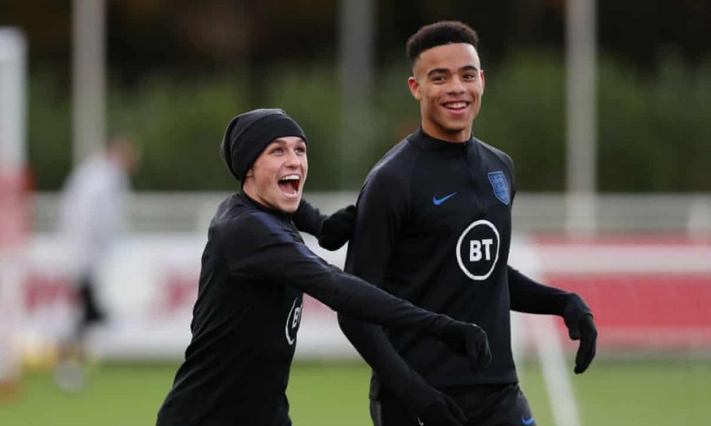 Скандал – английски национали гуляят с момичета