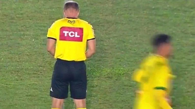 И това се случи – съдия уринира в центъра на терена преди мач
