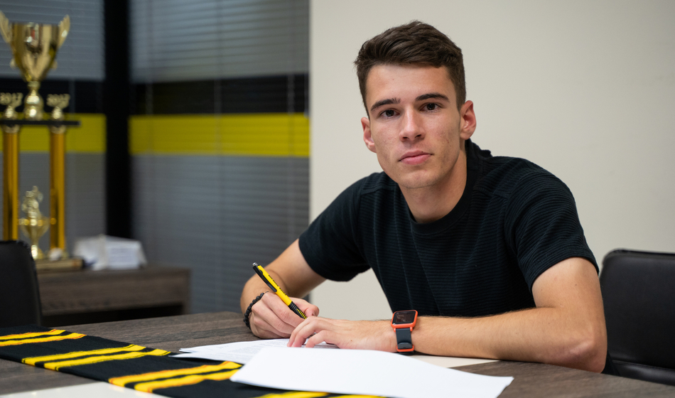 Талант от школата на Ботев подписа професионален договор с клуба