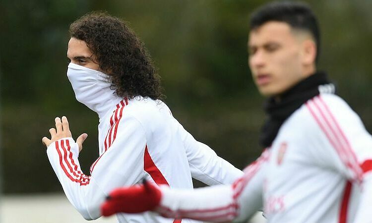 Футболистите в Англия отказват да играят с маски