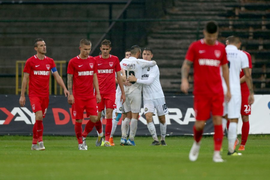 Стартовите състави на Царско село и Славия