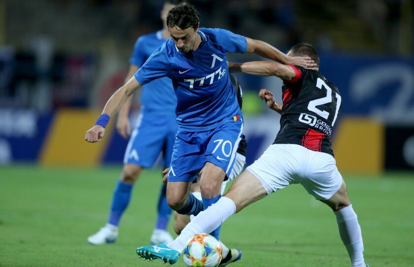 Райнов демонстрира риболовни умения с… екип на Левски width=