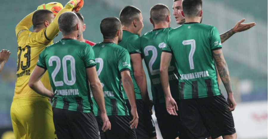 Разпуснаха футболистите на Нефтохимик Бургас