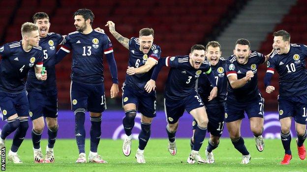 Шотландските гайди засвириха в европейски ритъм width=