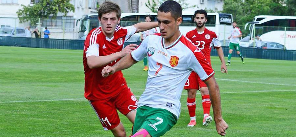 Юноша на Еспаньол тренира с Левски, Божинов също