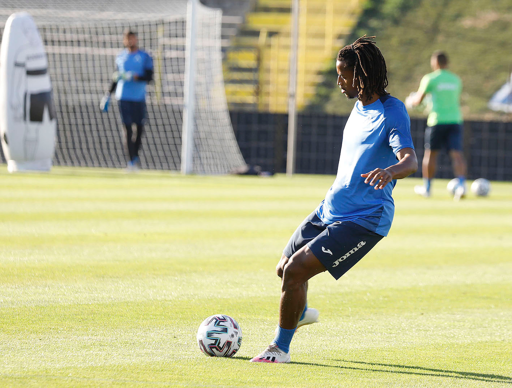 Левски няма да подпише с португалски бранител и Наско Курдов