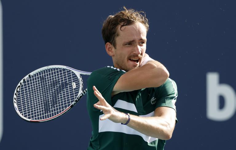 Циципас и Медведев продължават похода си в Маями