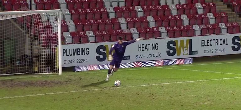 Вратар в Англия се разписа от… над 100 метра