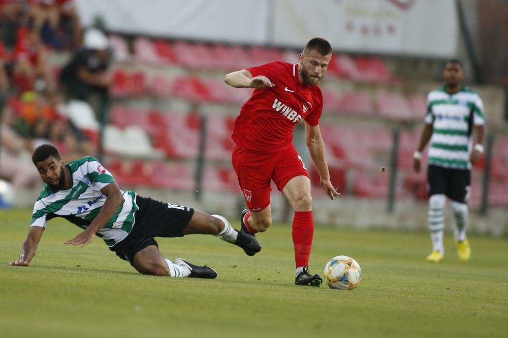 Стартовите състави на Царско село и Черно море