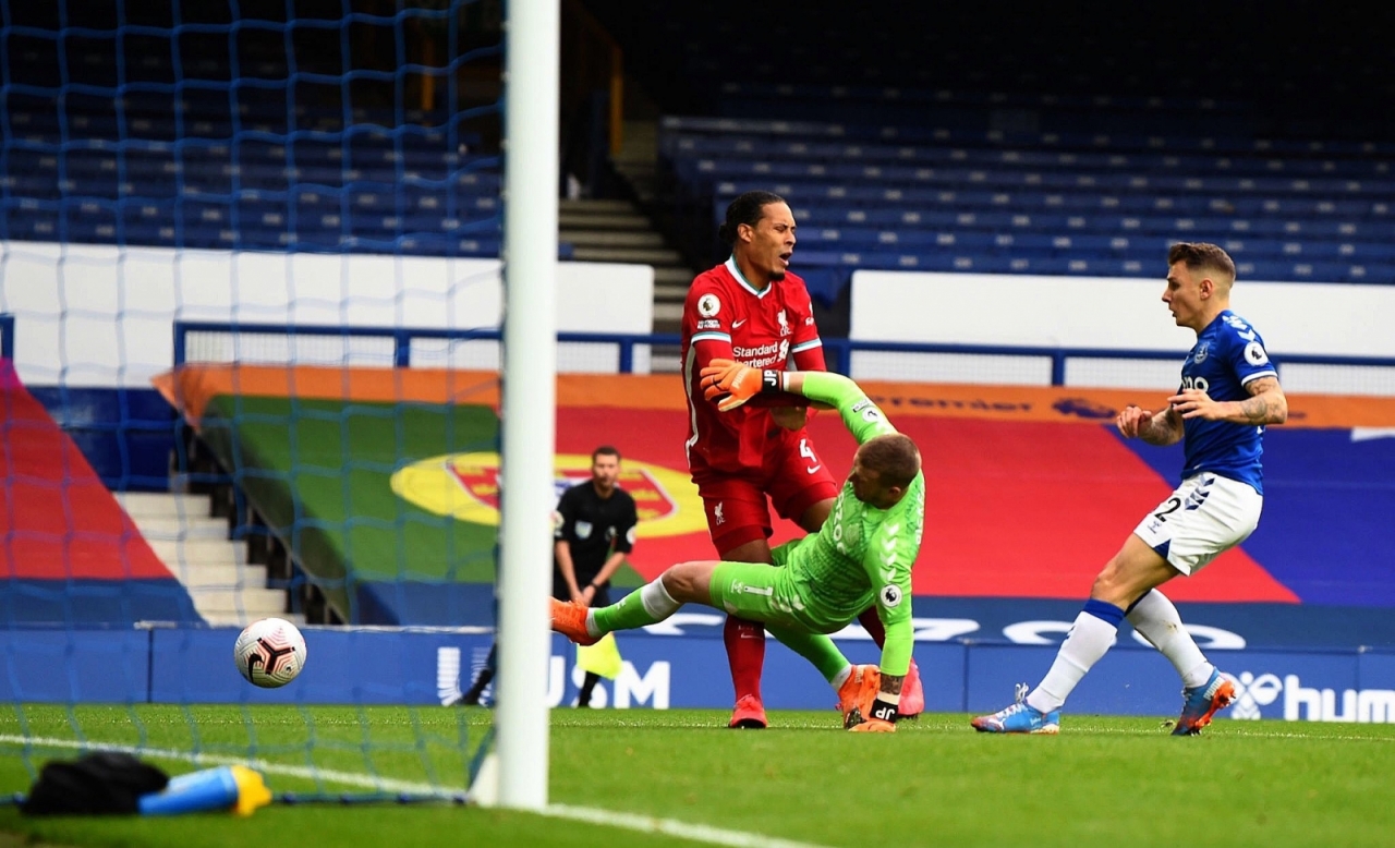 Ливърпул има две опции за заместник на Ван Дайк width=