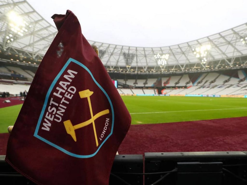 Фен на Уест Хям получи тригодишна забрана за обида на Салах